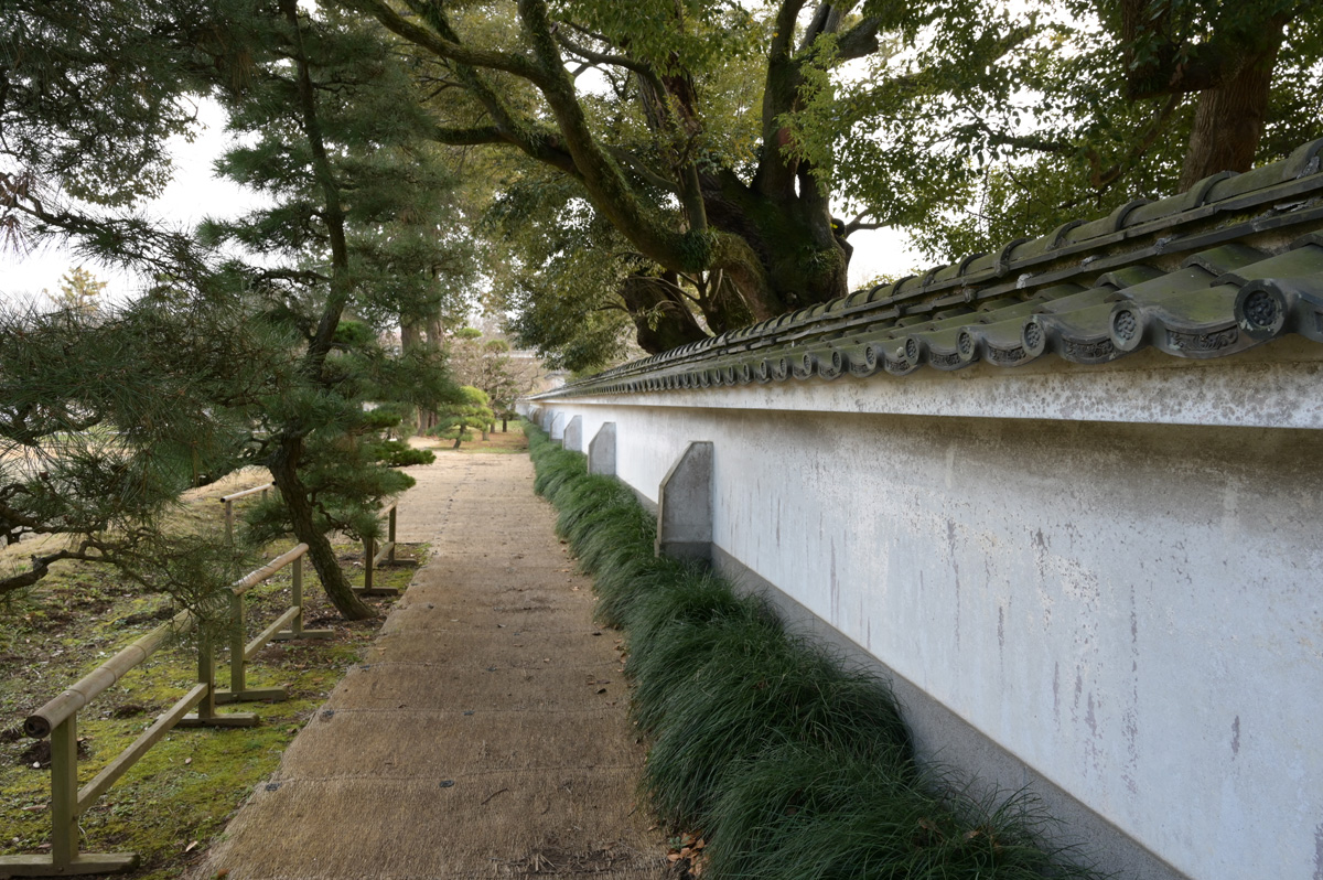 【写真9】弘道館塀（水戸市）：Nikon Z6、NIKKOR Z 24-70mm f/4 S、24mm、F8、絞り優先AE、1/50秒、ISO-AUTO(ISO 360)、AWB、ピクチャーコントロール：ポートレート、マルチパターン測光、オートエリアAF、手ぶれ補正ON、自動ゆがみ補正ON（強制ON）、高感度ノイズ低減：標準、手持ち撮影、Nikon NCフィルター、バヨネットフード HB-85