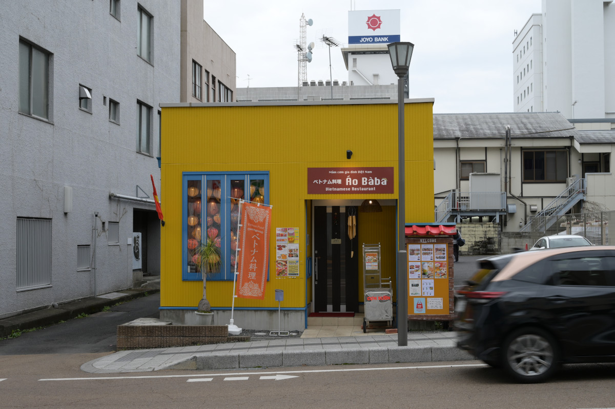 【写真8】ベトナム料理Ao Baba（水戸市）：Nikon Z6、NIKKOR Z 24-70mm f/4 S、24mm、F8、絞り優先AE、1/100秒、ISO-AUTO(ISO 220)、AWB、ピクチャーコントロール：ポートレート、マルチパターン測光、オートエリアAF、手ぶれ補正ON、自動ゆがみ補正ON（強制ON）、高感度ノイズ低減：標準、手持ち撮影、Nikon NCフィルター、バヨネットフード HB-85