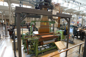 【写真4】トヨタ産業技術記念館(名古屋市西区)、ルーチ両側4丁柕織機(1912年):Nikon D610、AF-S NIKKOR 20mm f/1.8G ED、F5.6、絞り優先AE、1/40秒、ISO-AUTO(ISO 800)、AWB、ピクチャーコントロール:ポートレート、マルチパターン測光、AF-A、高感度ノイズ低減:標準、手持ち撮影、Nikon NCフィルター、バヨネットフード HB-72 【写真4】トヨタ産業技術記念館(名古屋市西区)、ルーチ両側4丁柕織機(1912年):Nikon D610、AF-S NIKKOR 20mm f/1.8G ED、F5.6、絞り優先AE、1/40秒、ISO-AUTO(ISO 800)、AWB、ピクチャーコントロール:ポートレート、マルチパターン測光、AF-A、高感度ノイズ低減:標準、手持ち撮影、Nikon NCフィルター、バヨネットフード HB-72