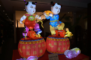 【写真2】萬珍樓の金童玉女送福（横浜市中区）：Nikon Z6、NIKKOR Z 24-70mm f/4 S、24mm、F5.6 絞り優先AE、1/30秒、ISO-AUTO(ISO 140)、ピクチャーコントロール：ポートレート、マルチパターン測光、 オートエリアAF、手ぶれ補正ON（ノーマル）、高感度ノイズ低減：標準、自動ゆがみ補正、手持ち撮影、バヨネットフードHB-85、ニコンNCフィルター、Jpegをリサイズ