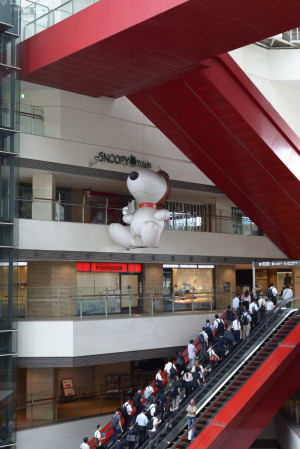 写真1】みなとみらい駅のスヌーピー(横浜市西区):Nikon D610、AI AF Nikkor 50mm f/1.8D、F5.6、絞り優先AE、1/100秒、ISO-AUTO(ISO 800)、AWB、ピクチャーコントロール:ポートレート、マルチパターン測光、AF-A(オートエリアAF)、自動ゆがみ補正、高感度ノイズ低減:標準、手持ち撮影、フィルターなし、フードなし、Jpegをリサイズ 写真1】みなとみらい駅のスヌーピー(横浜市西区):Nikon D610、AI AF Nikkor 50mm f/1.8D、F5.6、絞り優先AE、1/100秒、ISO-AUTO(ISO 800)、AWB、ピクチャーコントロール:ポートレート、マルチパターン測光、AF-A(オートエリアAF)、自動ゆがみ補正、高感度ノイズ低減:標準、手持ち撮影、フィルターなし、フードなし、Jpegをリサイズ