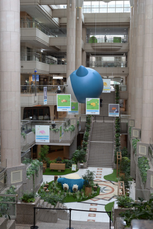 【作例2】カビゴン(Pokémon Sleep)横浜ランドマークタワー(横浜市西区):Nikon D610、AI AF Nikkor 50mm f/1.8D、F5.6、絞り優先AE、1/100秒、ISO-AUTO(ISO 640)、AWB、ピクチャーコントロール:ポートレート、マルチパターン測光、AF-A(オートエリアAF)、自動ゆがみ補正ON、高感度ノイズ低減:標準、手持ち撮影、フィルターなし、フードなし、RAW(NEF)画像をNX Studio 1.9.1で現像(ピクチャーコントロールを「最新のピクチャーコントロール:ポートレート」)したものをJpeg化リサイズ 【作例2】カビゴン(Pokémon Sleep)横浜ランドマークタワー(横浜市西区):Nikon D610、AI AF Nikkor 50mm f/1.8D、F5.6、絞り優先AE、1/100秒、ISO-AUTO(ISO 640)、AWB、ピクチャーコントロール:ポートレート、マルチパターン測光、AF-A(オートエリアAF)、自動ゆがみ補正ON、高感度ノイズ低減:標準、手持ち撮影、フィルターなし、フードなし、RAW(NEF)画像をNX Studio 1.9.1で現像(ピクチャーコントロールを「最新のピクチャーコントロール:ポートレート」)したものをJpeg化リサイズ