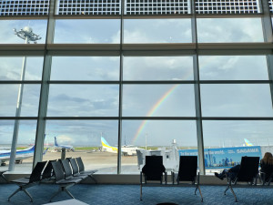 【写真】羽田空港第2ターミナルの虹:OPPO Reno7 A(CPH2353)、焦点距離4.7mm(35mm判27mm相当)、プログラムAE(F1.7開放、1/722秒、ISO 100)、AWB、OPPO純正のカメラアプリ、JPEGからリサイズ 【写真】羽田空港第2ターミナルの虹:OPPO Reno7 A(CPH2353)、焦点距離4.7mm(35mm判27mm相当)、プログラムAE(F1.7開放、1/722秒、ISO 100)、AWB、OPPO純正のカメラアプリ、JPEGからリサイズ