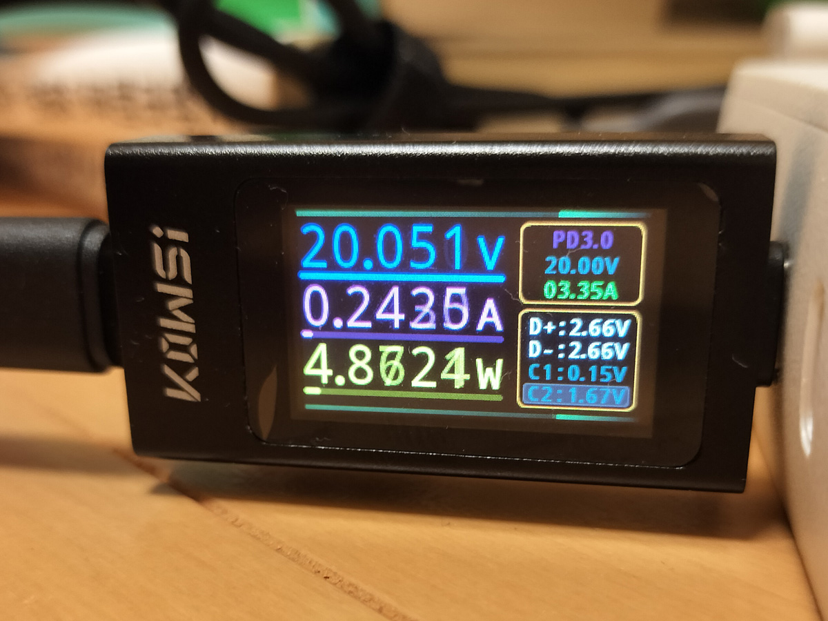 【写真2】AC 100V + CIO SMARTCOBY Pro PLUGⅡ67W3C + KFD C65-240002710 + Resmed AirSense 11の組み合わせでのUSBチェッカーの値